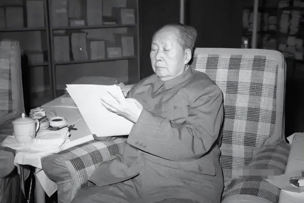 配资平台开户 唐山大地震后，中南海秘书亲眼所见：我第一次见他老人家嚎啕大哭